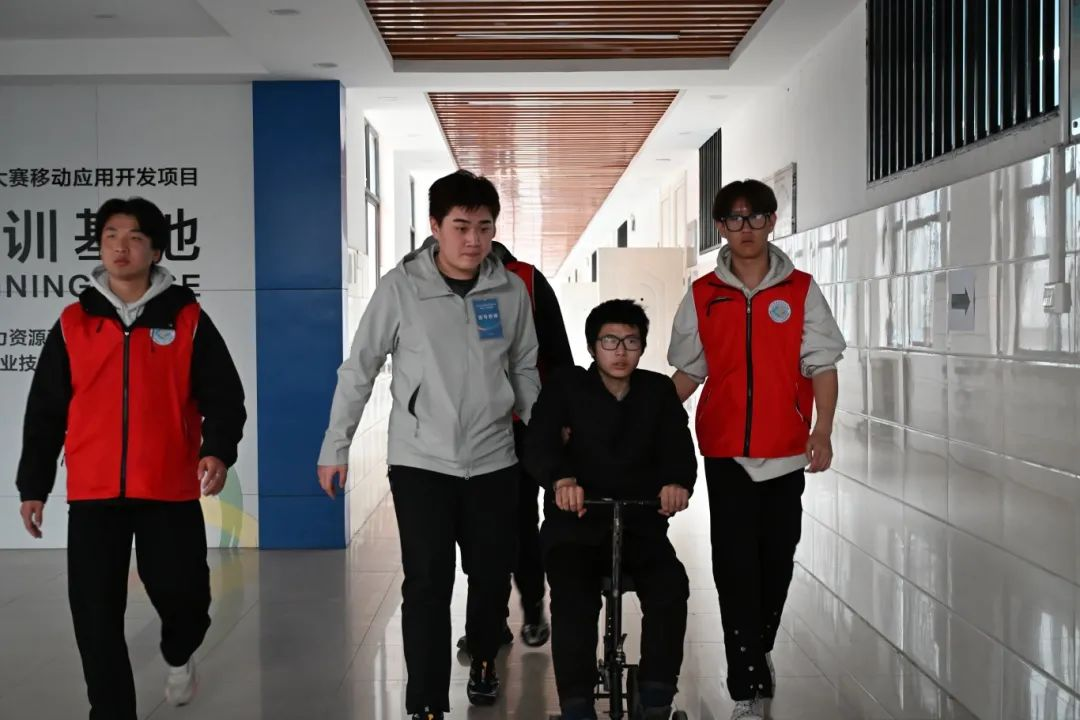 业技术学院志愿者为残疾考生捐赠助学金新葡