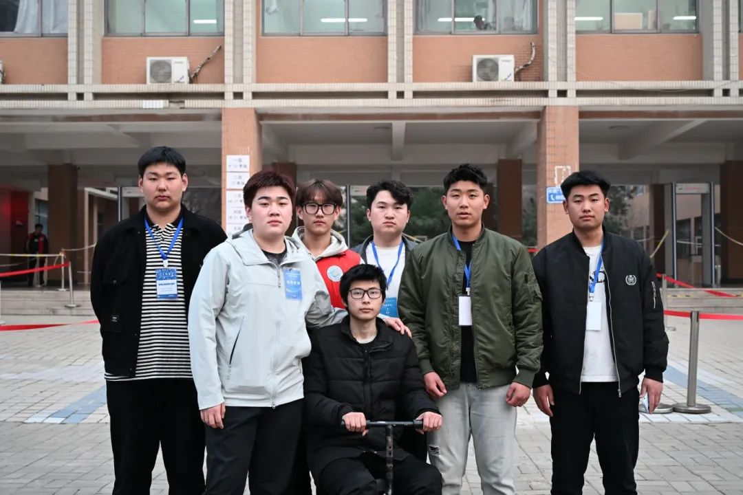 业技术学院志愿者为残疾考生捐赠助学金新葡京考场外的神秘信封:山东劳动职(图2) 业技术学院志愿者为残疾考生捐赠助学金新葡京考场外的神秘信封:山东劳动职(图2)