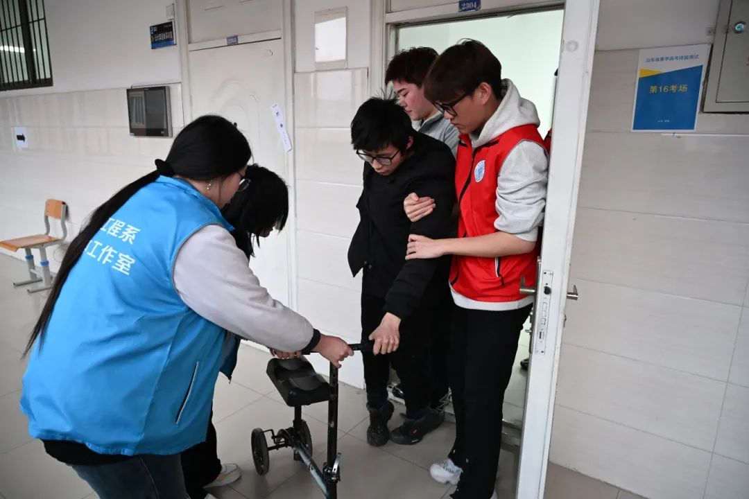 业技术学院志愿者为残疾考生捐赠助学金新葡京考场外的神秘信封：山东劳动职(图3)