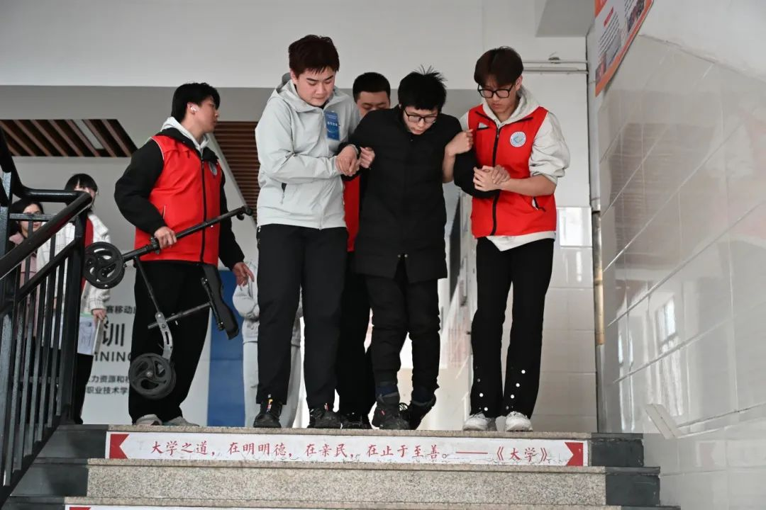 业技术学院志愿者为残疾考生捐赠助学金新葡京考场外的神秘信封:山东劳动职(图4) 业技术学院志愿者为残疾考生捐赠助学金新葡京考场外的神秘信封:山东劳动职(图4)